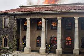 The 2021 table mountain fire (also known as the rhodes memorial fire or newlands fire) was a major fire that started on 18 april 2021 in and around the table mountain national park area and the neighborhoods of newlands, rosebank, mowbray and rondebosch in cape town, south africa. Lvoqtybfixay6m