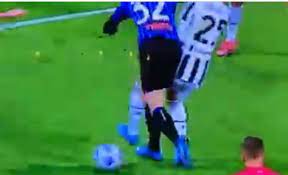 Born 3 april 1995) is a french professional footballer who plays as a central midfielder for serie a club juventus and the france. Pessina Rabiot Episodio In Area Di Rigore La Decisione Di Massa