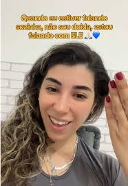 Colando adesivos 3D em garrafinhas de água