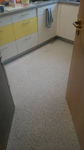 Kuchenboden Renovierung Mit Marmorkies Steinteppich Gebunden Mit 1k Pu Bindemittel Verlegt Auf Alten Fliesenbe Spanndecken Bodenbeschichtung Deckenverkleidung