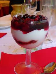 Mettete i tuorli in una terrina, unite lo zucchero e lavorate il tutto con le fruste elettriche per rendere il composto stendete un primo strato di crema nel vassoio a bordi alti che ospiterà il tiramisù ai frutti di bosco. Tiramisu Ai Frutti Di Bosco Picture Of Trattoria Al Pascoletto Mozzo Tripadvisor