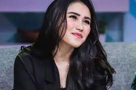 Akibatnya, ayu dituding warganet sebagai wanita penggoda, khususnya pria yang sudah beristri. Trending Youtube Lagu Terbaru Ayu Ting Ting Raih 1 Juta Penonton Hanya Dalam 2 Hari