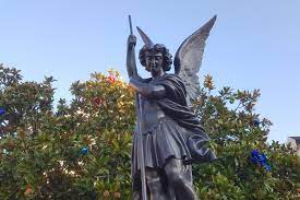  Une statue de Saint Michel..... Images?q=tbn:ANd9GcS6RsUXmogMBIG5jZn8WeEqDxpD1OqVfLphN9sA1GWm7esrEZI14YhKmhqZZ8AU05wTkkY&usqp=CAU