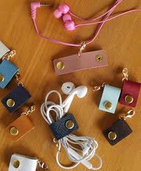 コードをキャッチ 革のイヤホンクリップ 普通郵便 送料無料 革財布パターン 手作りレザー レザークラフト