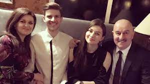 Занятия футболом в россии должны быть доступны и для взрослых, и для детей Unikalnoe Foto Stanislav Cherchesov S Semej Sport Ekspress