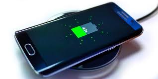 Hasil gambar untuk menggunakan hp saat di charge