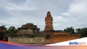 Situs ini berjarak kurang lebih 135 kilometer dari kota pekanbaru. Candi Muara Takus Dibangun Oleh