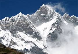 Muntele everest, cel mai înalt munte din lume, se ridică la picioarele înalte 29,035. Top 20 Cei Mai Inalti Munti Din Lume