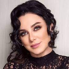 ورغم نجاحها وشهرة السريعة في الوسط الفني فهي لا تنسي حبها أول ، تزوجت من الممثل السوري وائل رمضان في عام 1999م وكانت سلاف فواخرجي ديانتها. Ù…Ø§ Ù„Ø§ ØªØ¹Ø±ÙÙ‡ Ø¹Ù† Ø³Ù„Ø§Ù ÙÙˆØ§Ø®Ø±Ø¬ÙŠ Ù…Ù† Ù‡ÙŠ Ø³ÙŠØ±ØªÙ‡Ø§ Ø§Ù„Ø°Ø§ØªÙŠØ© Ø¥Ù†Ø¬Ø§Ø²Ø§ØªÙ‡Ø§ ÙˆØ£Ù‚ÙˆØ§Ù„Ù‡Ø§ Ù…Ø¹Ù„ÙˆÙ…Ø§Øª Ø¹Ù† Ø³Ù„Ø§Ù ÙÙˆØ§Ø®Ø±Ø¬ÙŠ