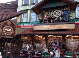 The current business owner and manager is the fifth generation of cuckoo clock production. Schwarzwald Souvenirs Haus Der 1000 Uhren In Triberg Triberg Sonstiges Bewertungen Schreiben Telefonnummer Offnungszeiten
