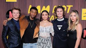 Metacritic tv reviews, outer banks, john b (chase stokes) and his friends search for his missing father and the treasure he was searching for off the outer banks of north ca. Outer Banks Start Der Dreharbeiten Zur Zweiten Staffel Promiflash De