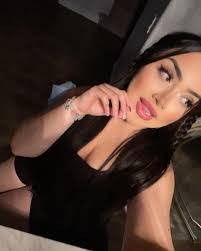 Elizabeth Oros's Instagram, Twitter & Facebook