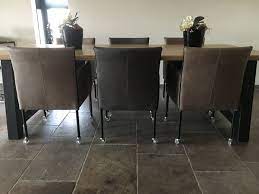 leren eetkamerstoel more met wieltjes en armleuning kleur bruin zwart frame modern stoel met wieltjes eetkamerstoelen thuisdecoratie