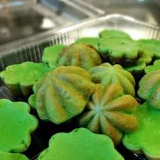Biskut semperit atau juga dikenali sebagai kuih semperit merupakan kuih tradisional yang seringkali dihidangkan bila menjelang hari raya aidilfitri. Kuih Cara Manis Tanpa Acuan