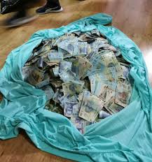 Conform procurorilor, o parte dintre membrii grupării se ocupau de intermedierea obținerii permiselor de. 1 7 Milioane De Lei DescoperiÈi In Casa Unui BÄrbat Din BucureÈti Cu Ce Se Ocupa Acesta Stiri Directe