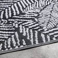 Sie brauchen hilfe bei der entscheidung? Outdoor Teppich Aus Polypropylen Mit Grafischem Blattermotiv Schwarz Weiss 120x180cm Kiganja Maisons Du Monde