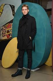 Completely forgot she is dating. Joe Alwyn Grosse Gewicht Korperstatistik