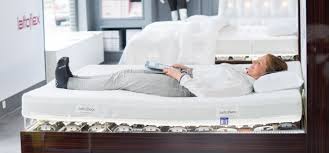 Ein bandscheibenvorfall, auch diskushernie genannt, kann sowohl an der halswirbelsäule, als auch an der lendenwirbelsäule auftreten. Warum Sie Mit Einer Neuen Matratze Allein Ihre Ruckenprobleme Nicht Losen Werden Magazin Lattoflex