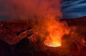 Umuriro uri kuva mu kirunga cya nyiragongo watangiye gusatira ibice bimwe by'umujyi wa goma pic.twitter.com/zvnymv98ti. Climb Mount Nyiragongo