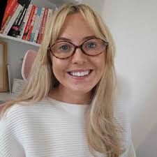 Internal Comms getting their budget like... 🤦‍♀️ Still hungry? Join my  session with Joanna Parsons to make 2026 the year you win internal comms  investment. Register at the link in the comments👇 |