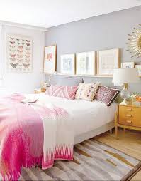 Peinture Gris Clair Literie Rose Et Blanche Et Deco De Couleur Dore Dans La Chambre De Fille Adolescente Deco Chambre Deco Chambre Adolescent Idee Chambre