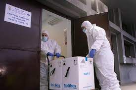 Medical personnel would be vaccinated first (first phase), followed by the population at risk (second phase), and finally by the rest of the population (third phase). Vaccin Covid 19 In Romania Ziua VaccinÄƒrii DuminicÄƒ Incepe Oficial Campania De Imunizare IniÈ›ial In Spitalele Din Prima Linie Din È›arÄƒ Tot Ce È™tim PanÄƒ Acum Despre Vaccin È™i Despre Campania