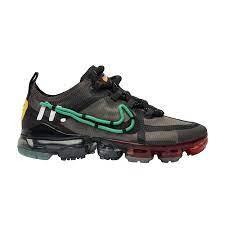 Air lettering covers the outer portion of the right shoe, while flea is spelled out across the left. Cactus Plant Flea Market X Wmns Air Vapormax 2019 Nike Cd7001 300 Goat