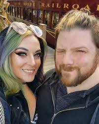 Jenny Cross's Instagram, Twitter & Facebook