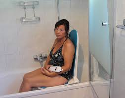 Diese badewannenlift sinkt vollständig auf den boden. Badelift Graf Carello