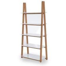 Klassisch Skandinavisch Dieses Funktionale Stabile Regal In Weiss Und Eiche Ist Von Einer Leiter Inspiriert Regal Bucherregal Weiss Regal Eiche