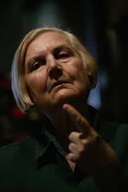 În fiecare zi, ne batem joc de pasari, de iubire si de mare, si nu bagam de seama ca, în loc, ramîne un desert de disperare. Sa31r4zxejipqm