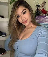 Clarissa May's Instagram, Twitter & Facebook