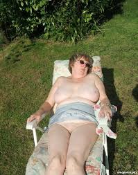 Meine oma hat so einen kleinen garten, mit häuschen(im ddr style) in einer großen gartenanlage. Carola Nackt Im Garten Pornoseite Fur Reife Frauen