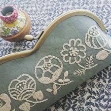 この間の刺繍 眼鏡ケースにしました でも 三連休の帰省の時に母への貢ぎ物 お土産 にしたので手元にはございません t t また作ろ 刺繍 handmade 樋口愉美子 樋口愉美子のステッチ12か月 がま口 眼鏡ケース がま口 刺繍模様 手芸刺繍