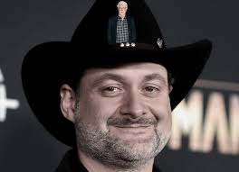 Fun Fact: Filoni wears the hat because George Lucas is Ratatouill-ing him.  : r/PrequelMemes