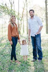 Adorable Family Portraits In The Park On To Baby Family Portrait Outfits Family Picture Outfits Family Photo Outfits