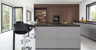 Para el baño, la premisa principal era sustituir la bañera por un amplio plato de ducha. Cocinas Santos Madrid Estudio De Cocinas De Diseno De Lujo