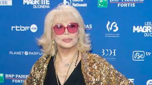 Amanda Lear justifie son absence aux funérailles de sa mère : "Si j'ai des  regrets ? Non"