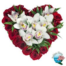 Consegniamo mazzi di rose freschissime direttamente dal fiorista più vicino al domicilio del destinatario. Composizione Floreale A Forma Di Cuore Con Rose E Orchidee