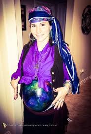 Kostume Fur Schwangere Selber Machen Die Besten Diys 2020 Maskerix De Halloween Kostum Fur Schwangere Halloween Party Kostum Wahrsagerin Kostum