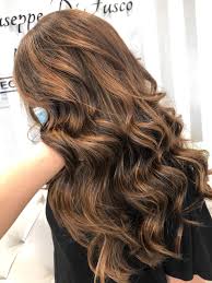 Dal cinnamon balayage al moka, le tendenze colore d'autunno 2020. Calda E Versatile La Sfumatura Color Caramello E Perfetta Per Chi Ha I Capelli Castani Www Glispecialistidelcolore It