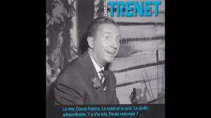 Surnommé « le fou chantant », il est l'auteur de près de mille chansons à l'inspiration souvent poétique. Charles Trenet Mes Jeunes Annees Youtube