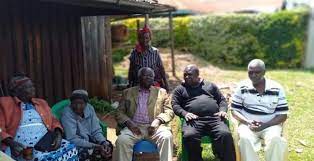 Select from premium mwai kibaki of the highest quality. Why Photo Of Retired President Mwai Kibaki Visit To His Sister S Home On Christmas Has Baffled Kenyans Online Mwakilishi Com