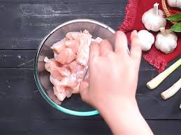 Selembar utuh daun jeruk buang tangkai. Resep Tumis Ayam Kemangi Endeus Tv