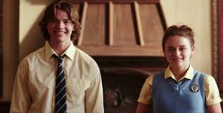 O primeiro beijo de elle vira um romance proibido com o cara mais gato da escola, mas acaba colocando em risco a relação com seu melhor amigo. Joey King Da Spoilers Do Que Podemos Esperar De A Barraca Do Beijo 3