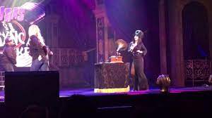Elvira shakes her ass to Sir Mix-a-lot's 