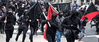 Les black blocs se constituent en « petits groupes d'activistes, qui se connaissent dans la vie, derrière lesquels il y a du militantisme », ajoute l'autrice. Qui Sont Les Black Blocs Du 1er Mai Vl Media