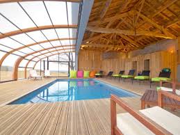 un abri en bois ferme un hangar pour une piscine dedans dehors abri piscine piscine interieure piscines interieur