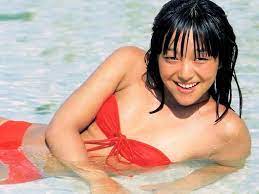 今年11月で63歳になった岩崎宏美の若い頃の水着画像 : 芸能アイドル熟女ヌードですねん