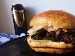 Burger Au Bœuf Effiloche A La Biere Au Four Fraichement Presse Recipe Food Yummy Food Beer Recipes